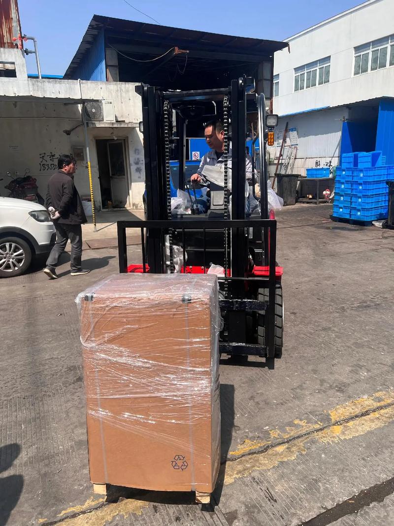 杭叉2噸電動冷庫用車 精工品質(zhì)，助力冷鏈倉儲高效運(yùn)轉(zhuǎn)